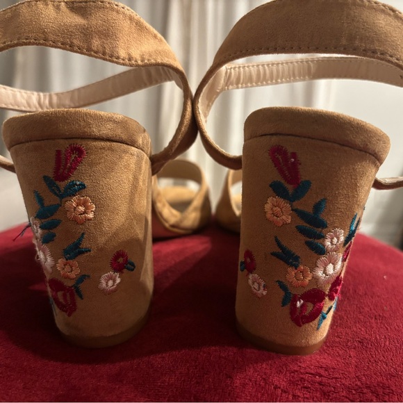 Qupid Floral Embroidered Block Heels Size 9 Tan Boho - Picture 3 of 5